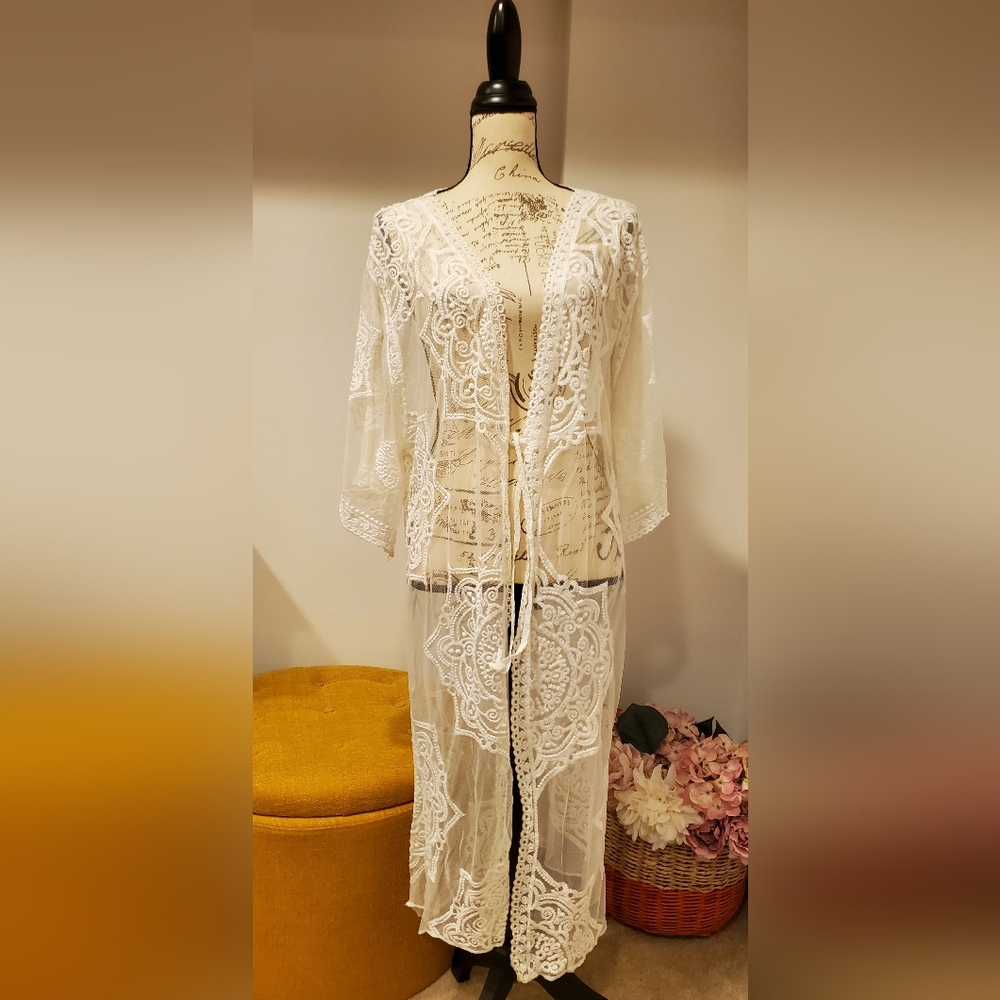 Elegant Cream Lace Kimono Cardigan Size. ML.